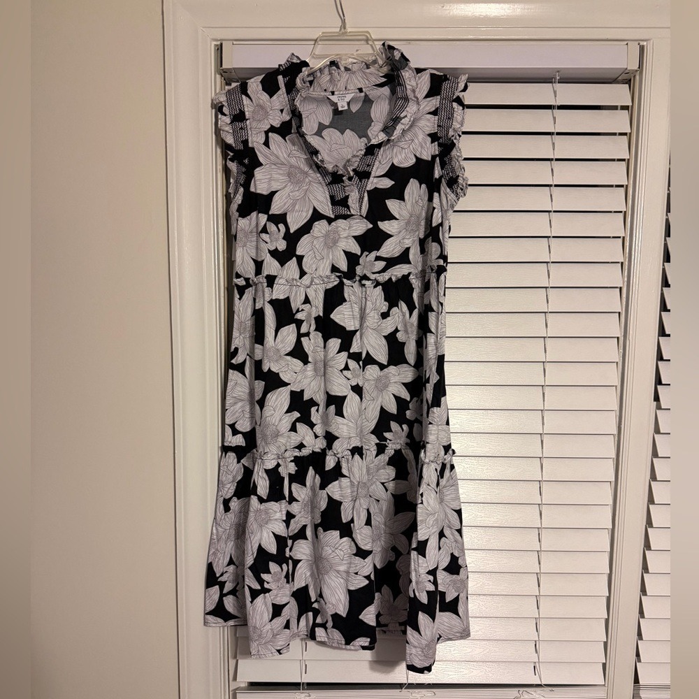 Crown‎ & Ivy Black and White Floral Midi Dress